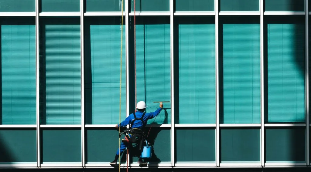 Vinduespudsning af en stor glasfacade — Domus Vinduespudsning